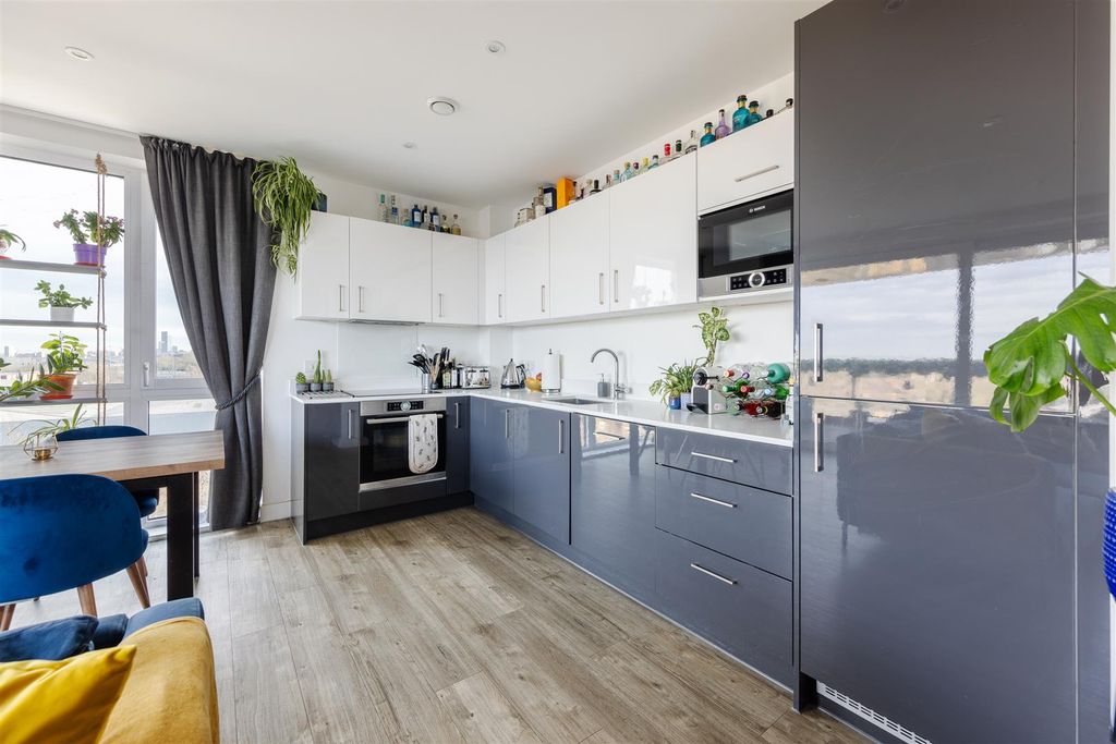 Property photo 3 of 18 Beck Square, E10