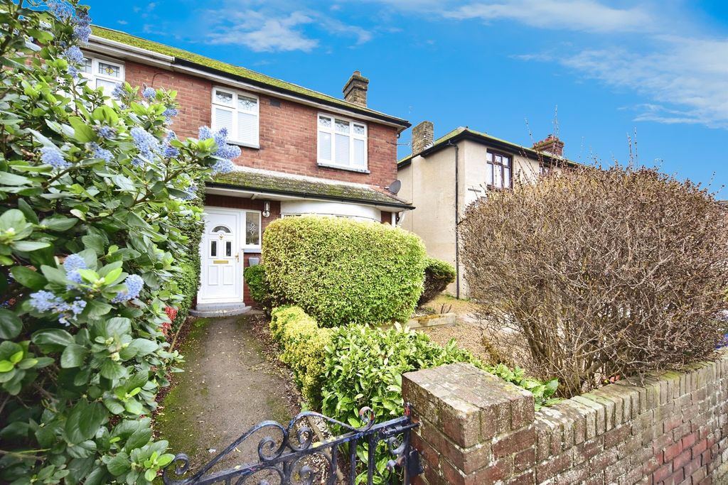 Property photo 1 of 17 Front Garden
