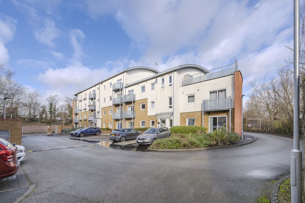 Property photo 1 of 18 2 Bedroom Apartment - Close To Three Bridges Station