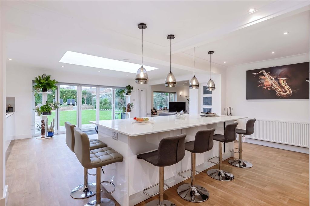 Property photo 2 of 20 Central Avenue_9.Jpg