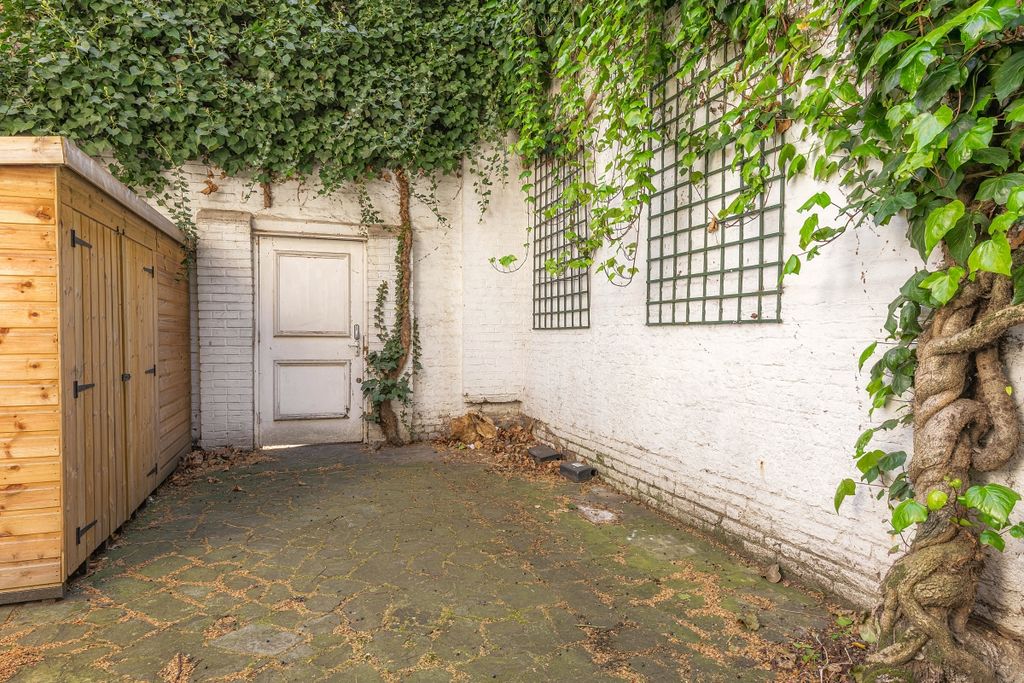 Property photo 3 of 16 Brompton Square