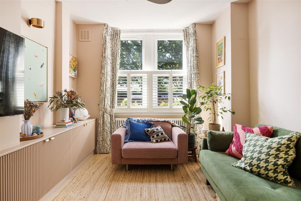 Property photo 2 of 29 Cann Hall Road, E11