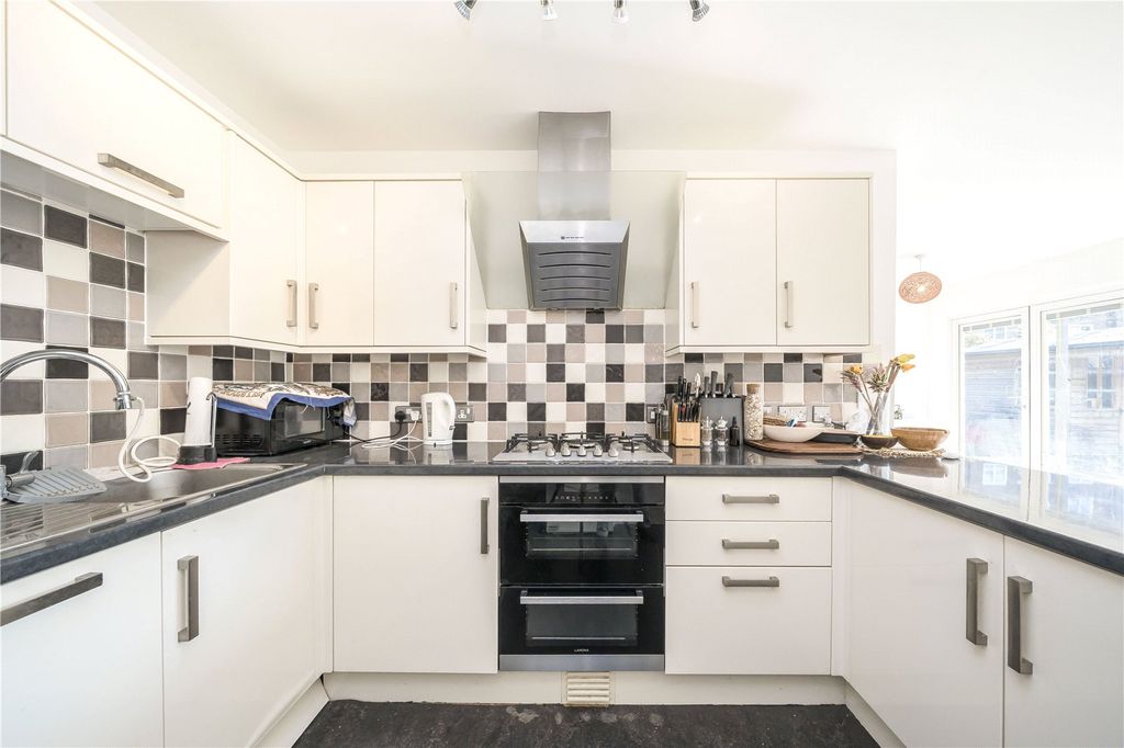Property photo 2 of 15 Picture No. 12