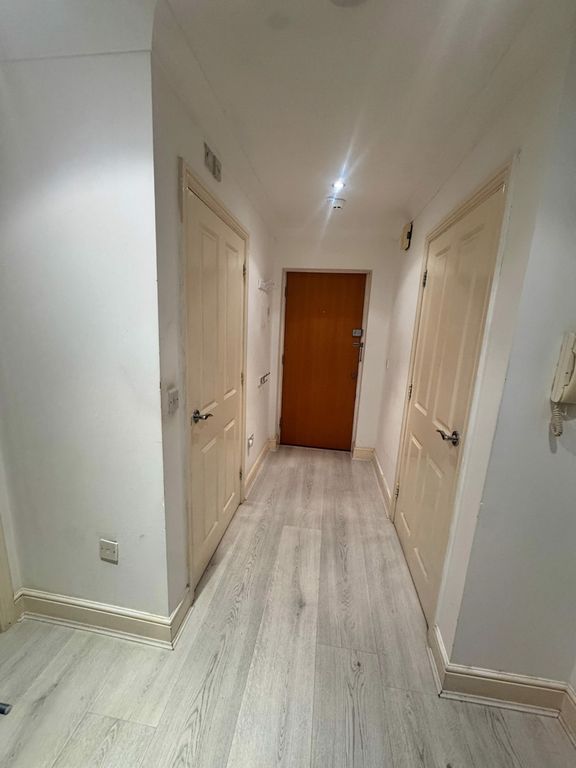 Property photo 2 of 11 Hallway