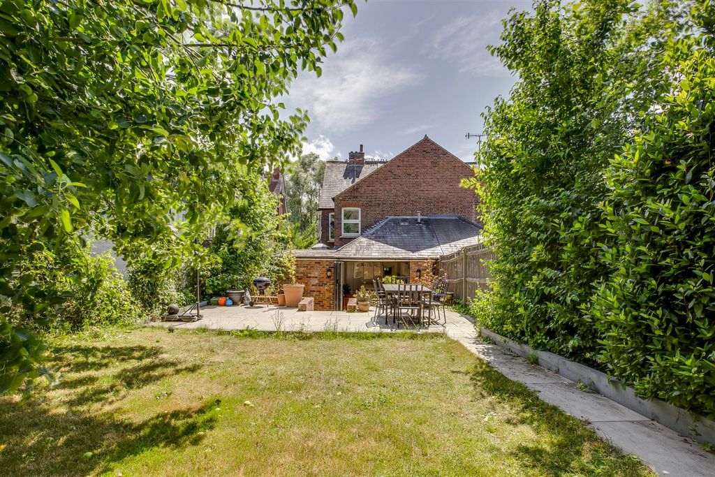Property photo 3 of 23 51 London Road, Hp11 1Bn-17.Jpg