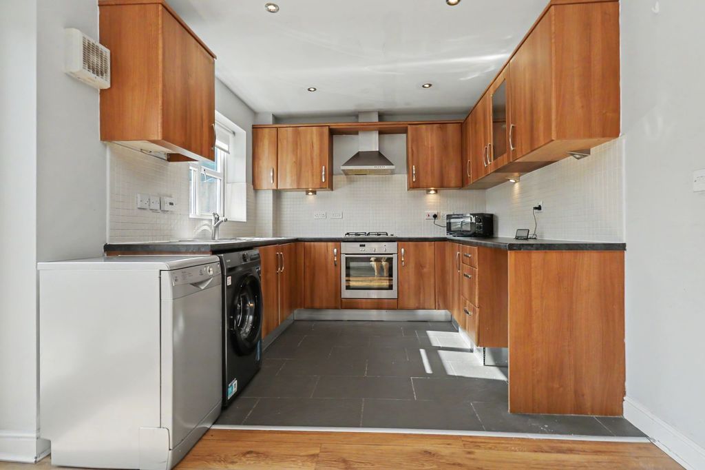 Property photo 2 of 32
