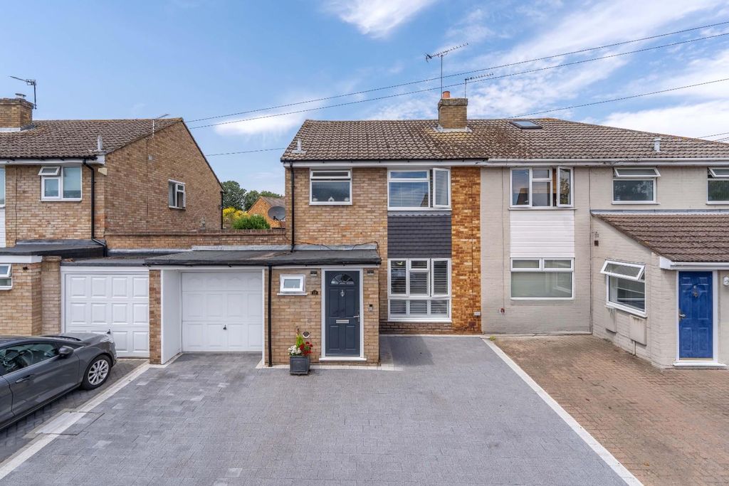 Property photo 1 of 24 19 Anderson Drive, Ashford, Tw15 1Bg-1.Jpg