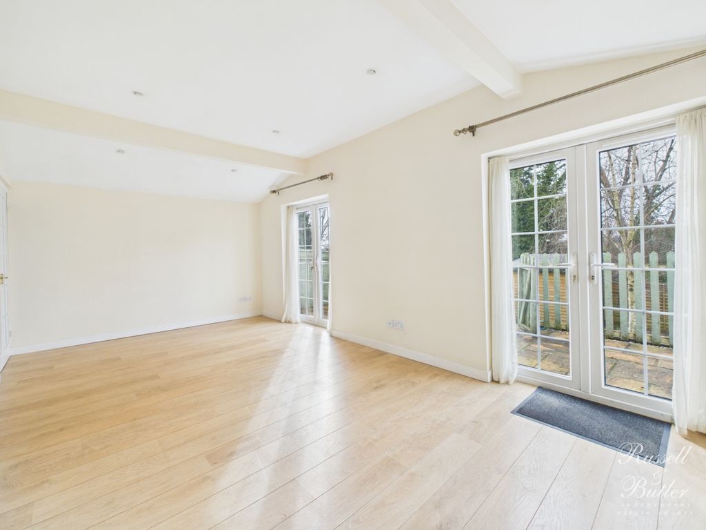 Property photo 2 of 13 Cam02127G0-Pr0380-Still004