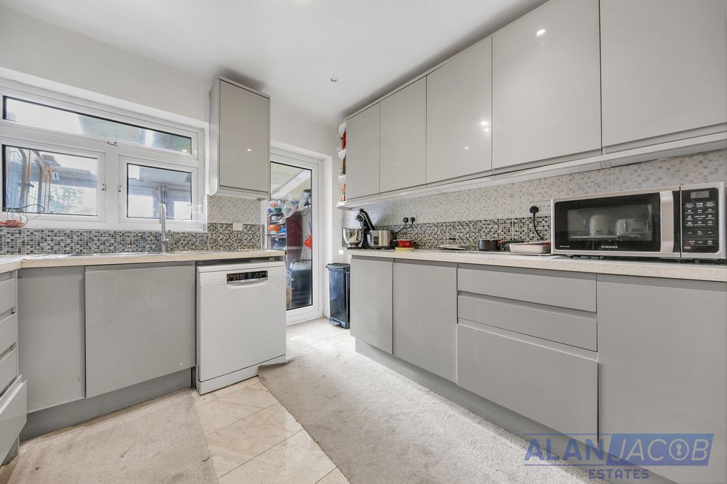 Property photo 3 of 37