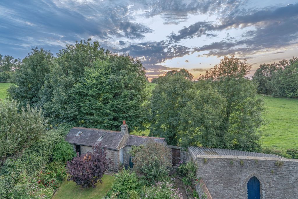 Property photo 3 of 36