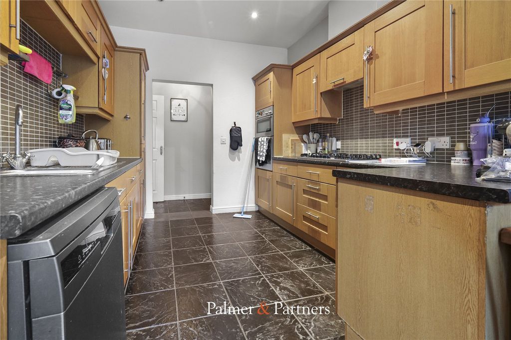 Property photo 3 of 11 Kitchen