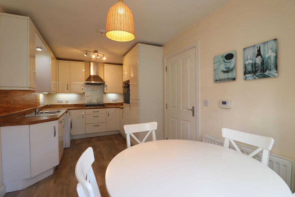 Property photo 2 of 10 Kitchen