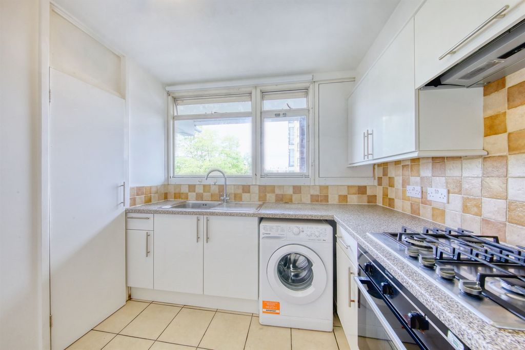 Property photo 2 of 11 Kitchen 2