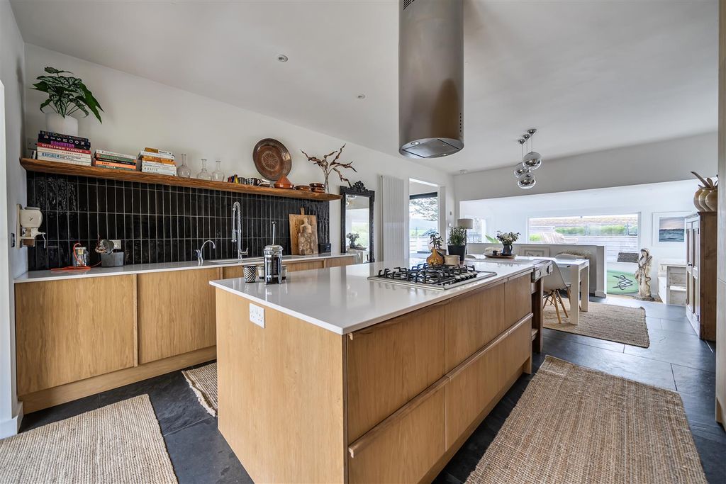 Property photo 3 of 34 Kitchen/Breakfast Room