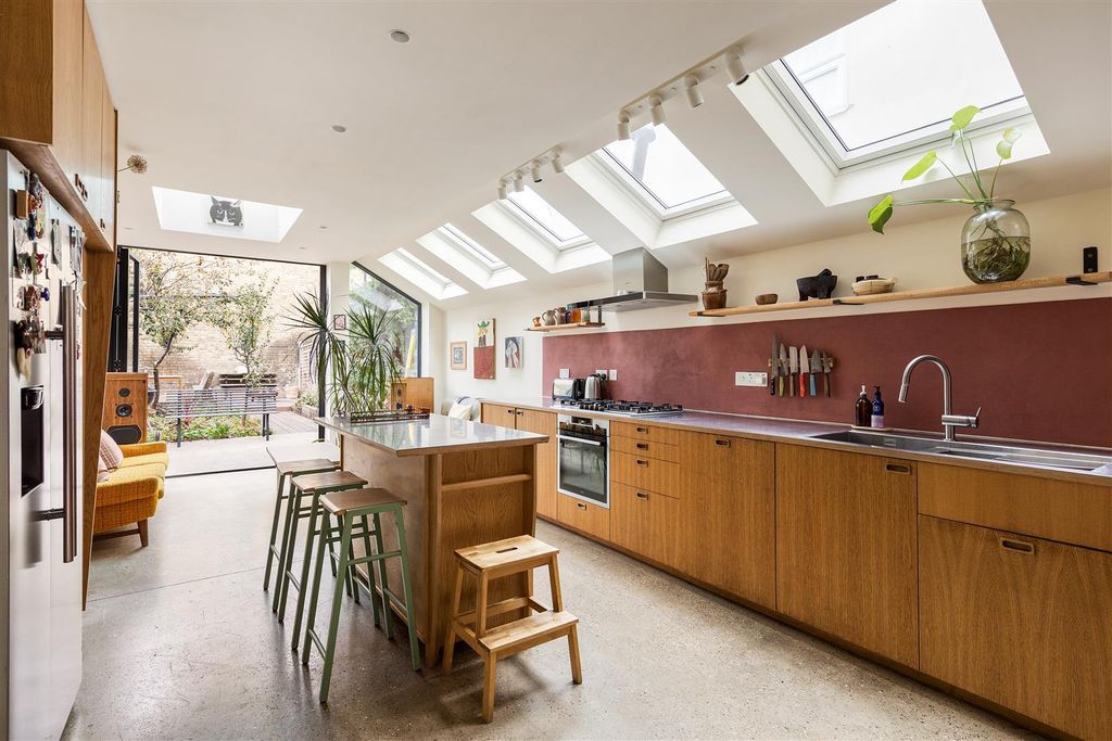 Property photo 1 of 28 Capworth Street, E10