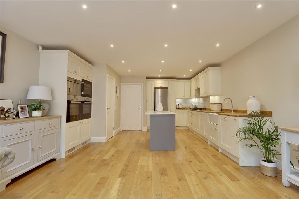 Property photo 2 of 27 02058Ac4-C104-4A61-A0F6-392Ba0D39674_1_201_A.Jpeg