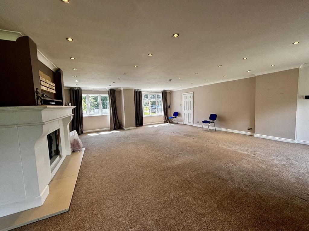 Property photo 3 of 27 Living Room