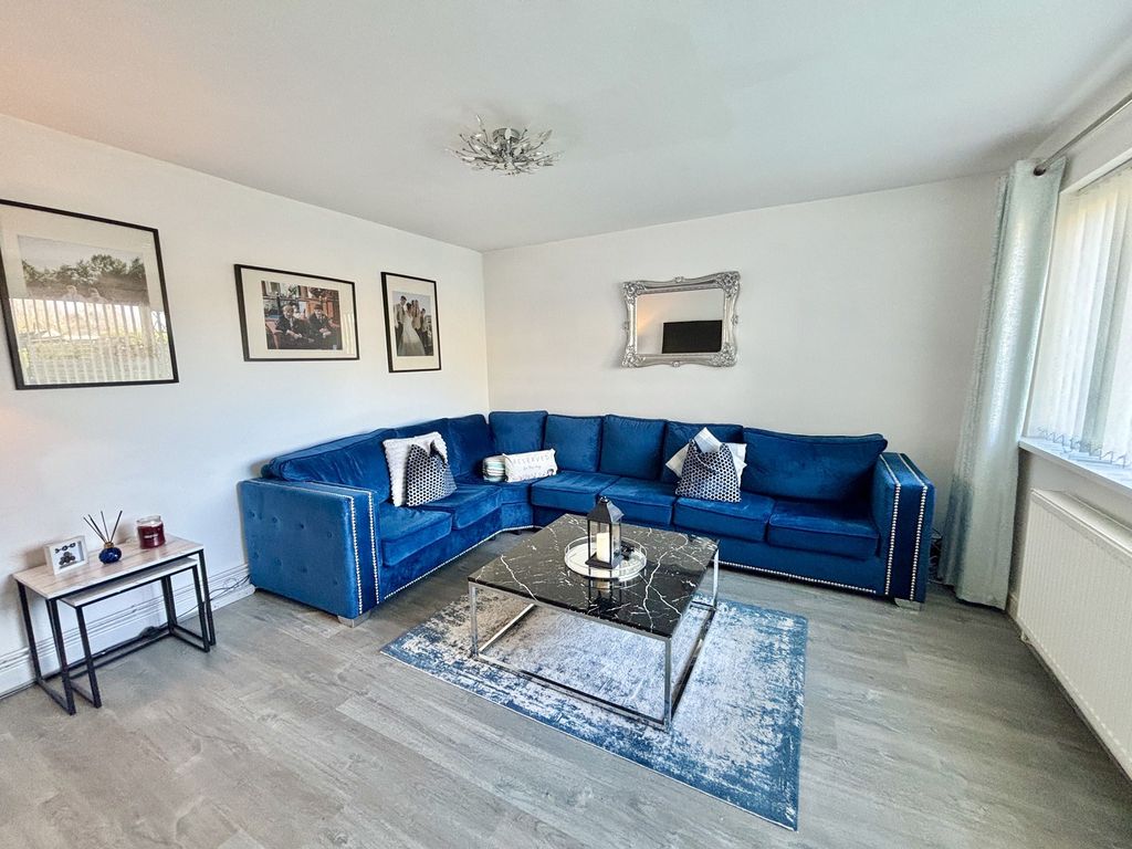 Property photo 3 of 31 Lounge