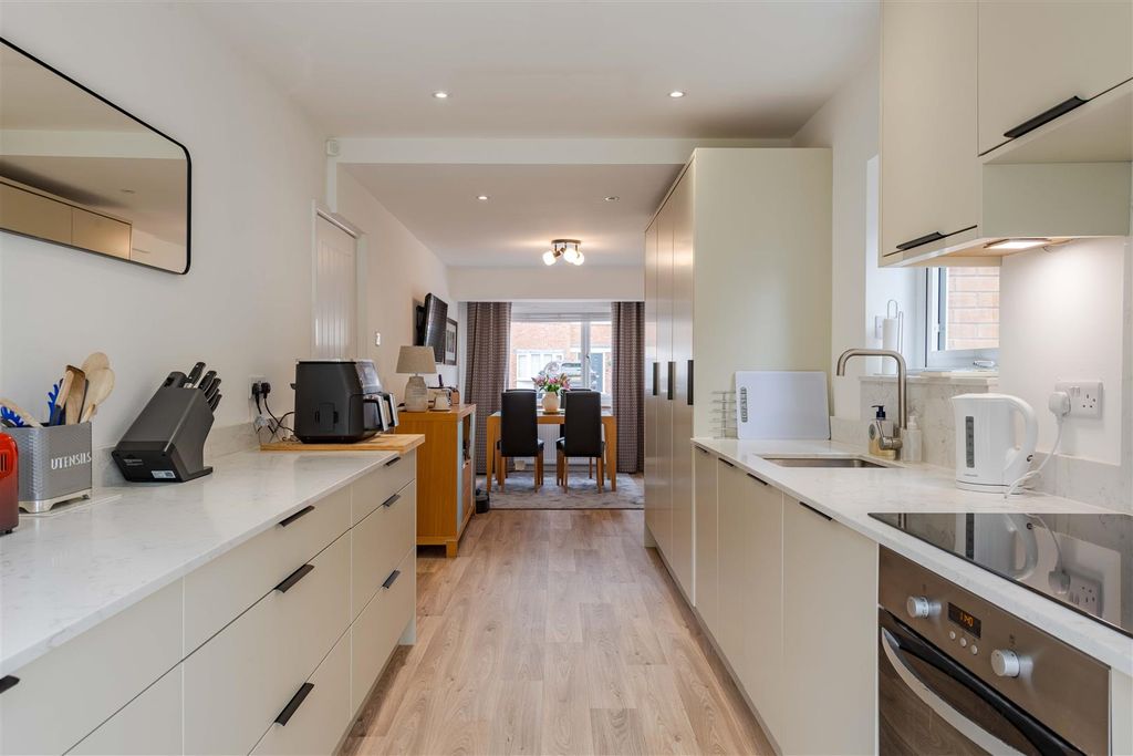Property photo 2 of 13 9 Chantry Heath - By Charliegeaterphotography 7213