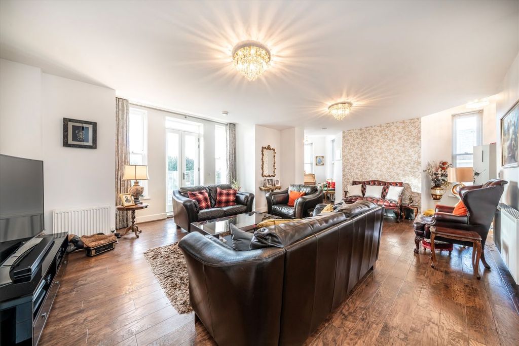 Property photo 2 of 10