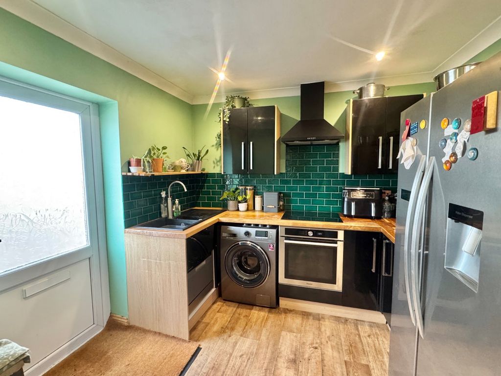 Property photo 3 of 11 Kitchen