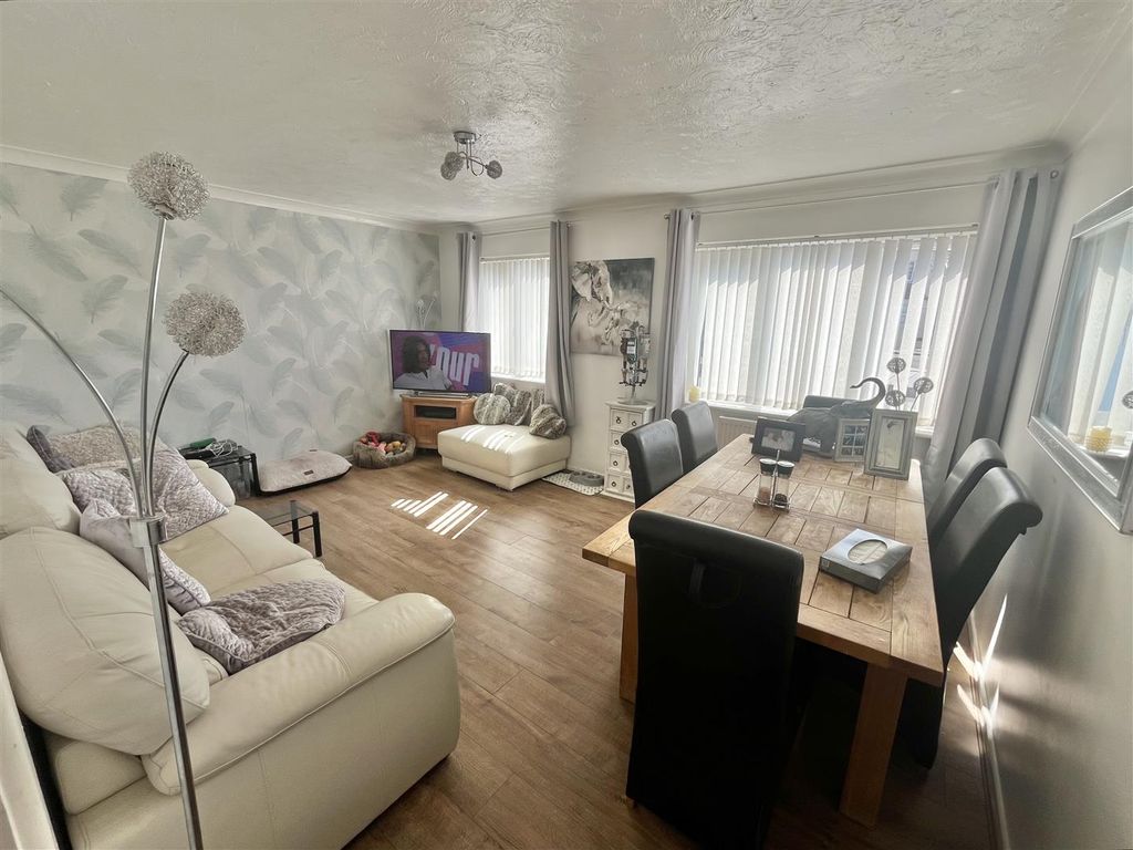 Property photo 2 of 16 Lounge