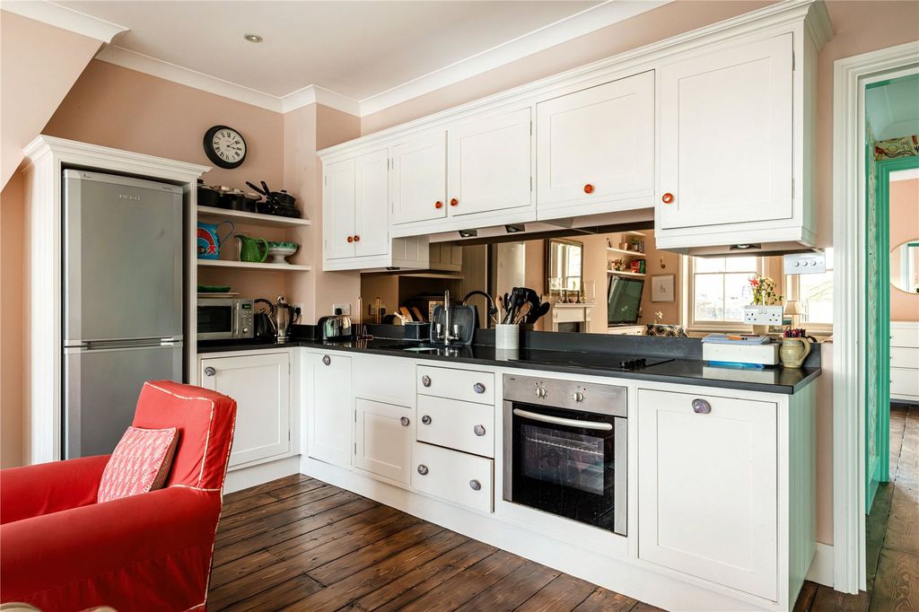 Property photo 2 of 9 Kitchen