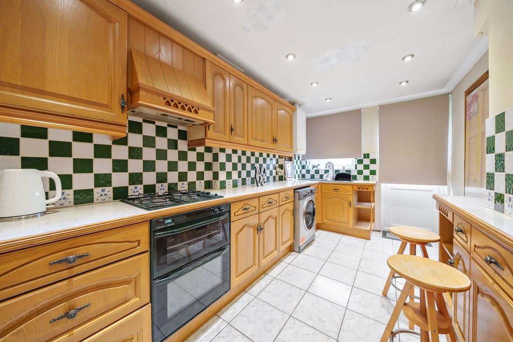Property photo 3 of 7 Kitchen