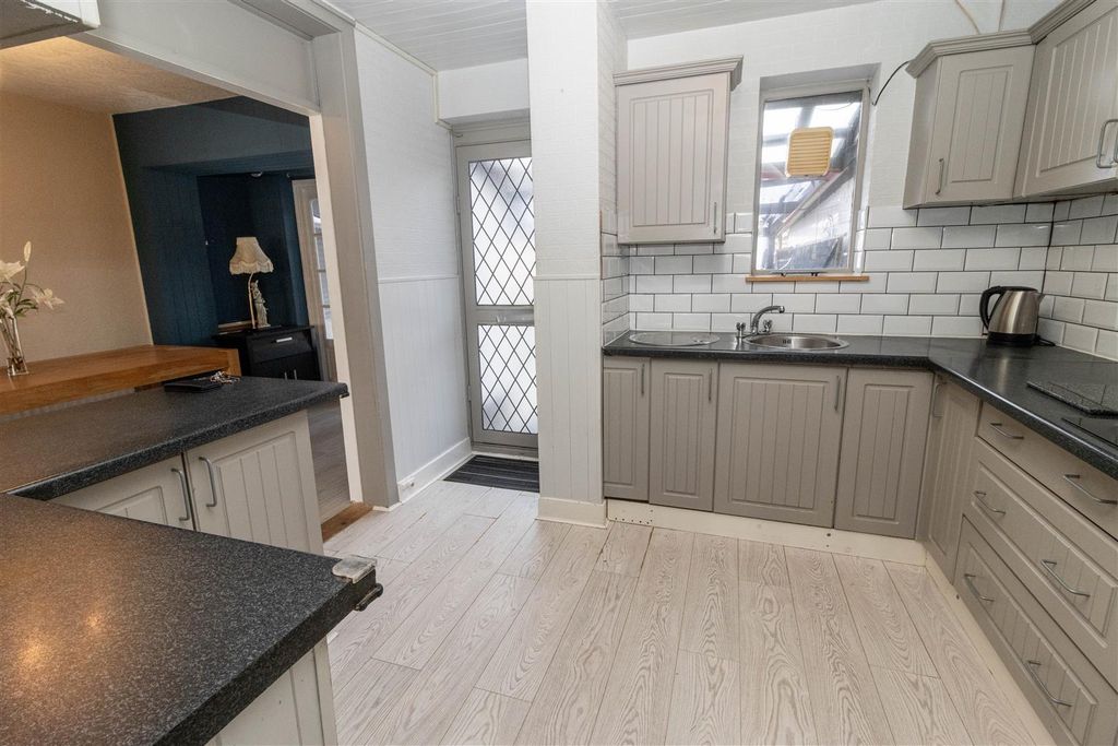 Property photo 3 of 10 Kitchen