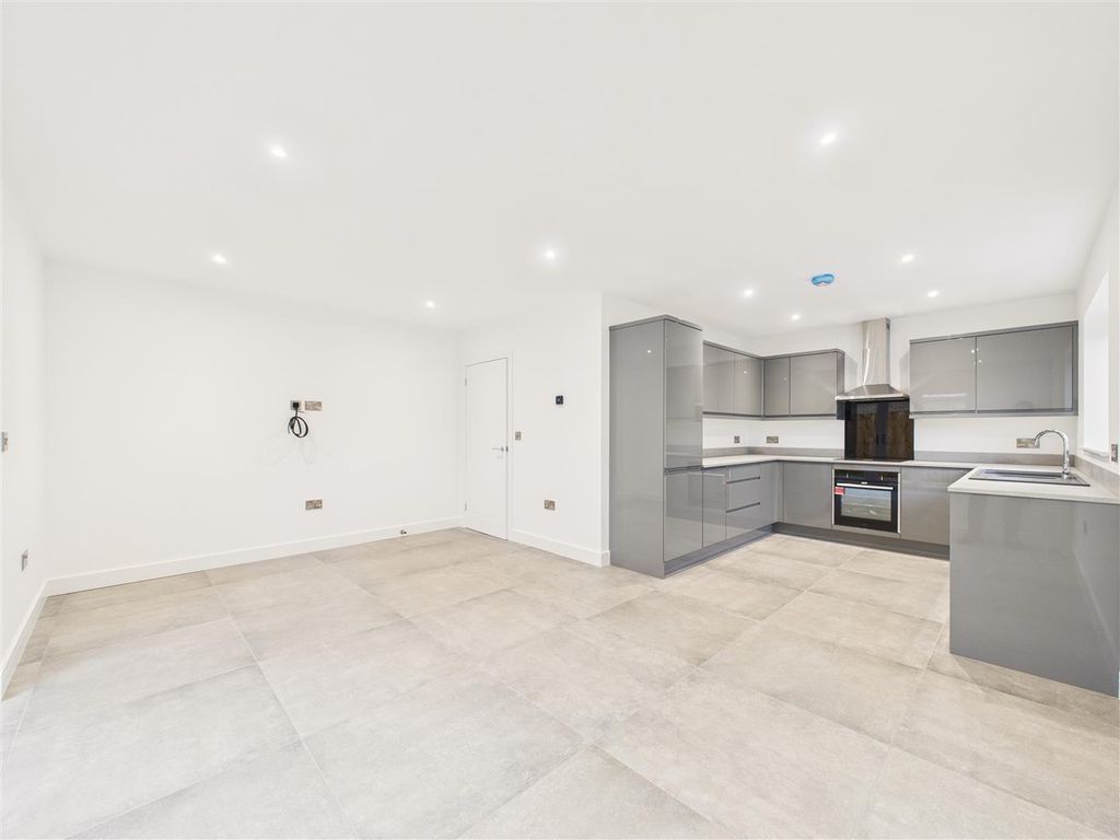 Property photo 3 of 13 Cam05451G0-Pr0088-Still010.Jpg