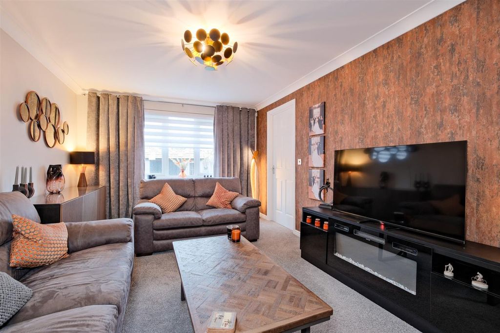 Property photo 2 of 23 Lounge