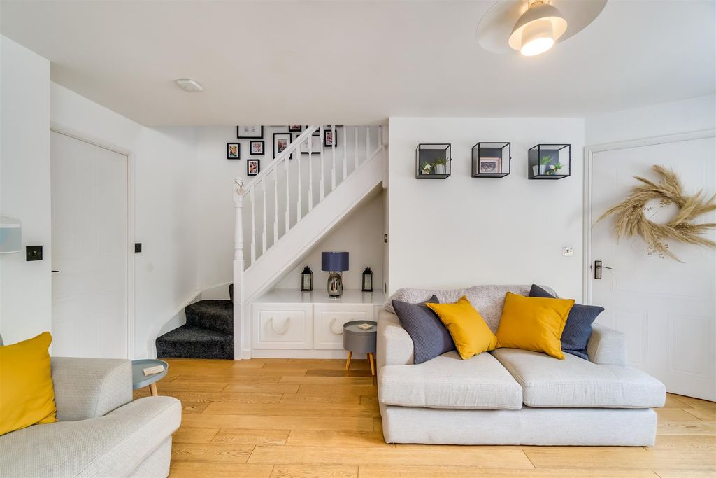 Property photo 2 of 14 Living Room (2)