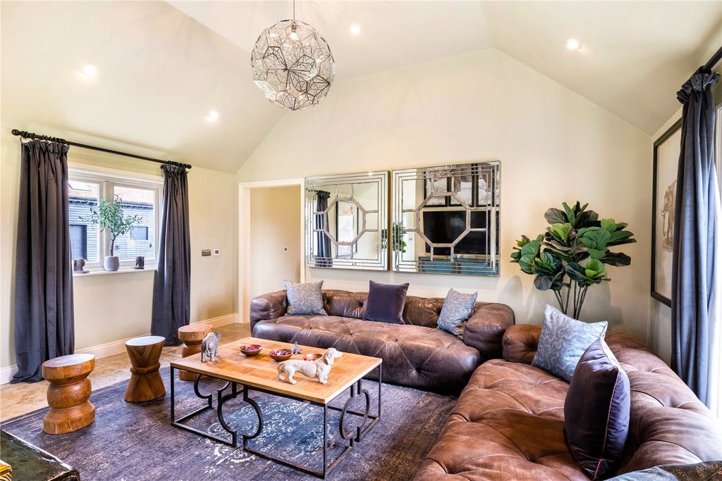 Property photo 2 of 31 House. Partnership