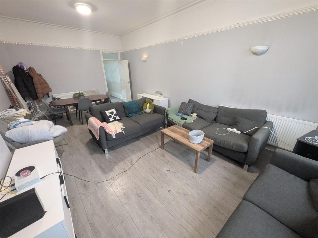 Property photo 2 of 21 Lounge