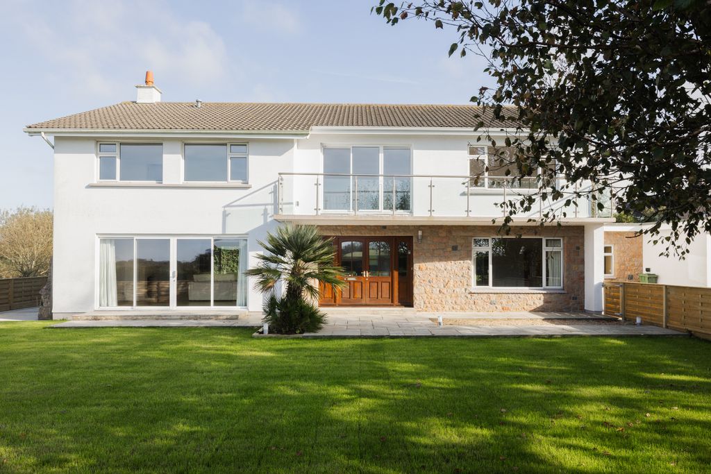 Property photo 2 of 20