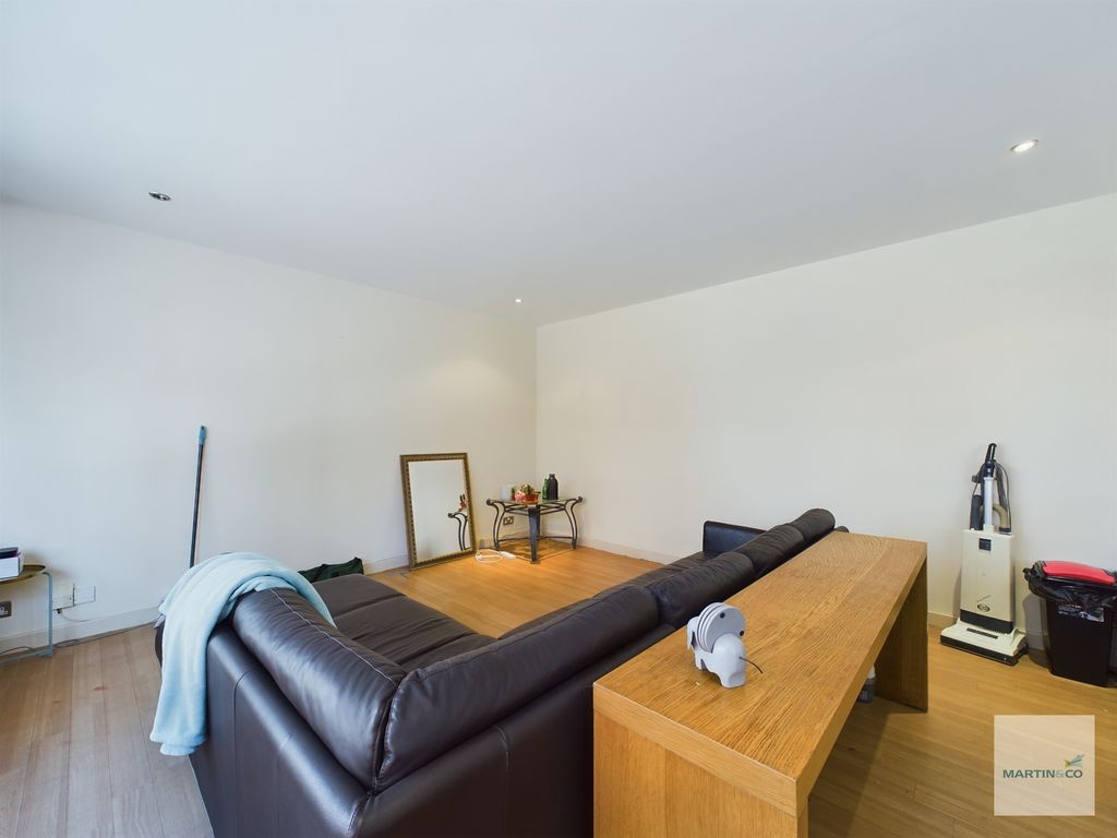 Property photo 3 of 13 Cam03394G0-Pr0140-Still003