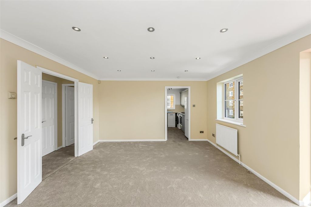 Property photo 3 of 17 13 Maystocks-8.Jpg