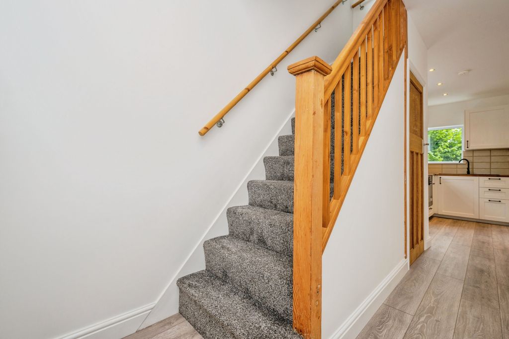 Property photo 2 of 19 Entrance Hall