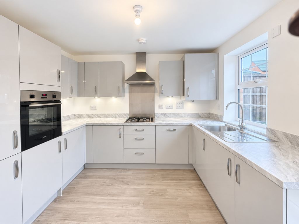 Property photo 2 of 14 Bright Minimalist U-Shaped Kitchen