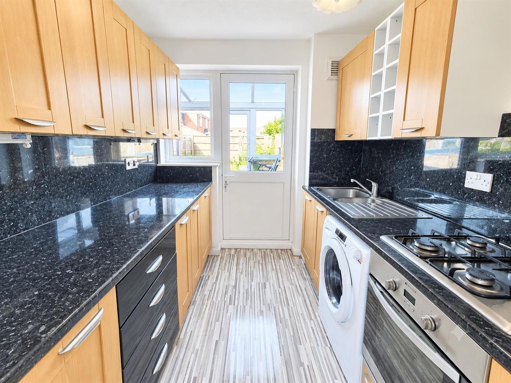 Property photo 3 of 10 Kitchen
