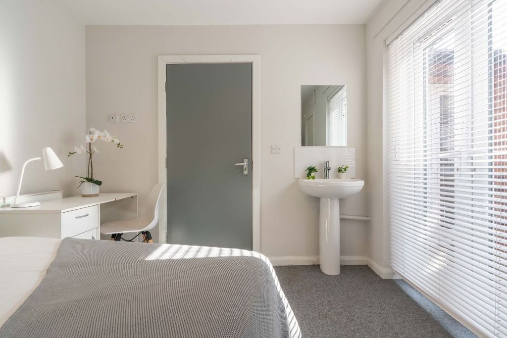 Property photo 3 of 19 Flat C Portland Road