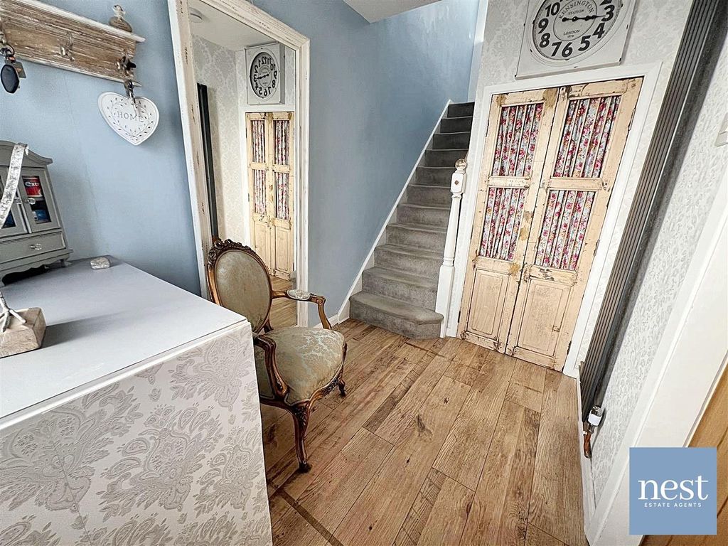 Property photo 3 of 17 Hallway