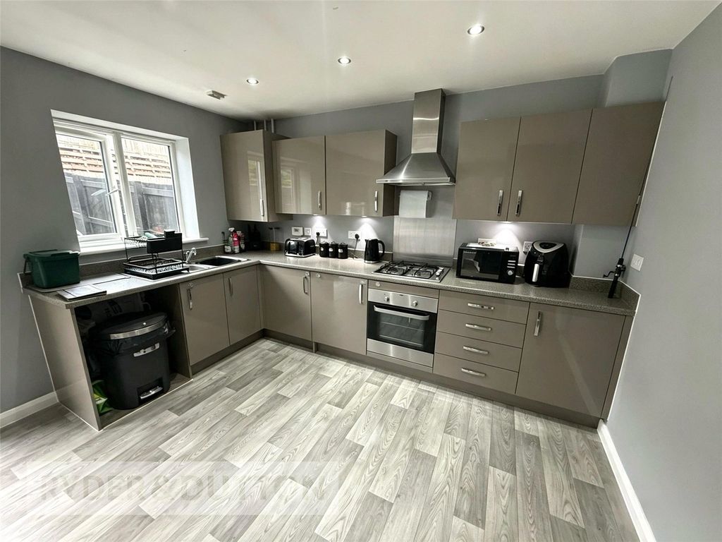 Property photo 2 of 17 Kitchen