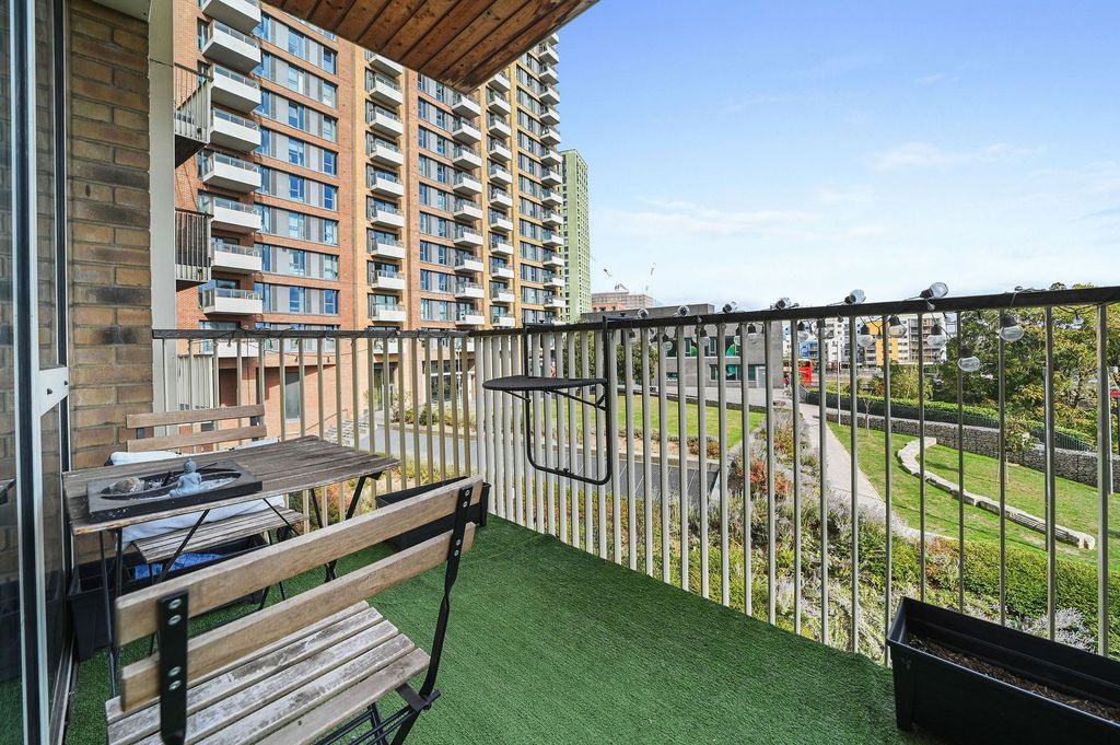 Property photo 3 of 13 Oxley Square E3