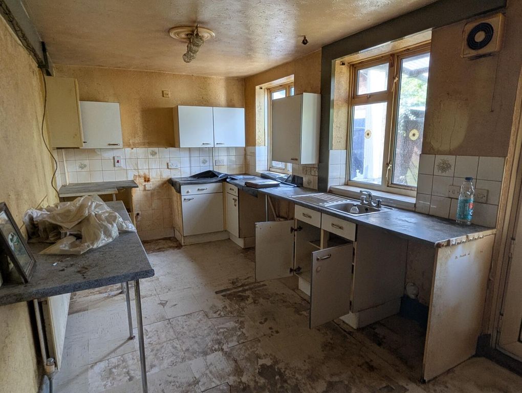 Property photo 3 of 18 Kitchen