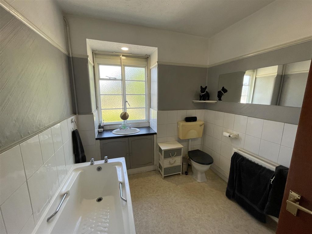Property photo 3 of 7 Bath 1.Jpg