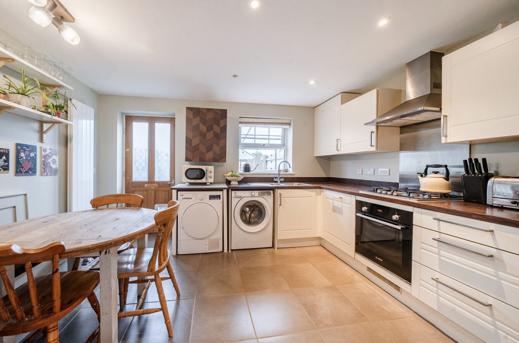 Property photo 2 of 12 1420913-11-69Aaee...