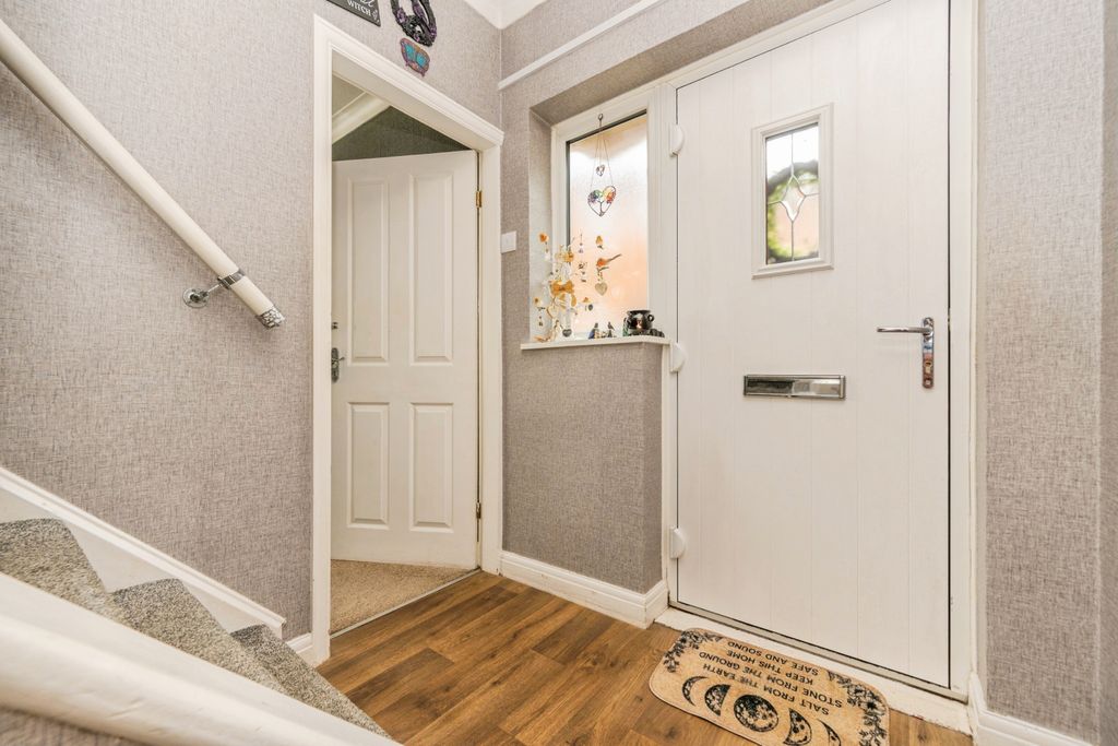 Property photo 3 of 20 Entrance Hall