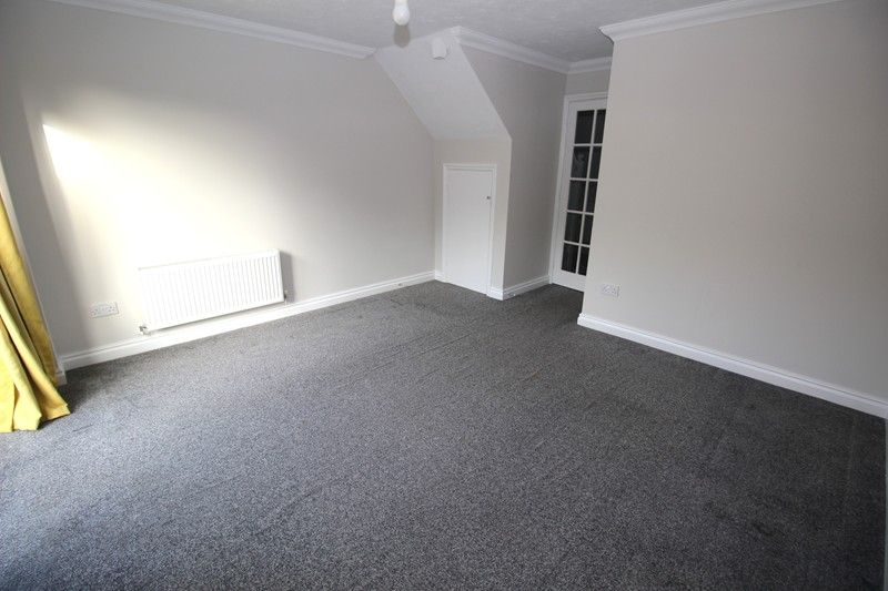 Property photo 3 of 8 Lounge.