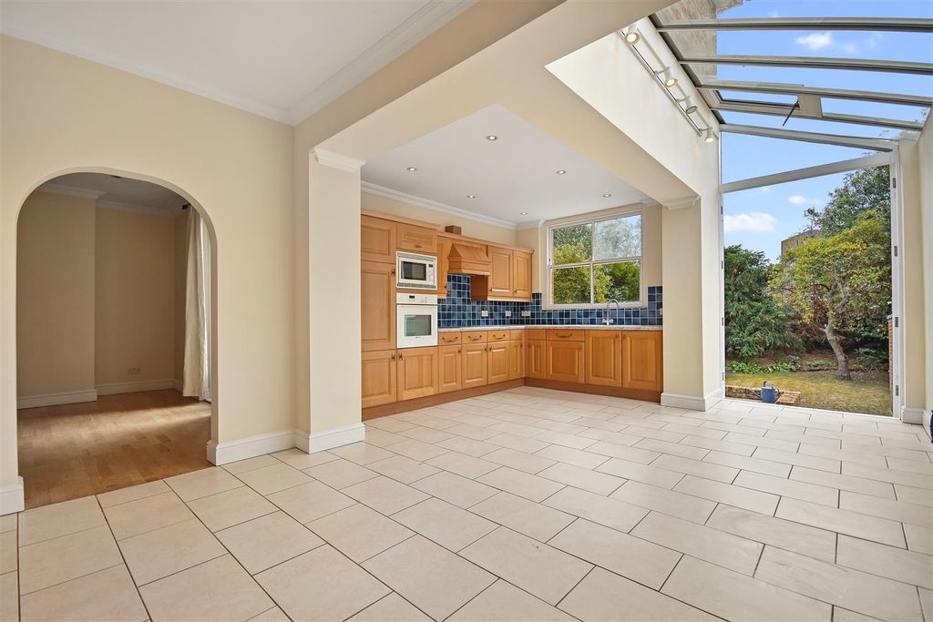 Property photo 1 of 17 Brook Green Lettings Heathfield Road - Kitchena3 (